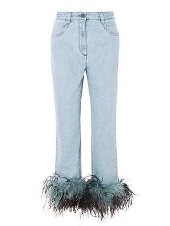 Jeans simpel dengan aksen quirky berupa bulu-bulu rumbai pada bagian hem bawah ini merupakan keluaran brand Prada. Untuk memilikinya, kamu harus merogoh kocek hingga Rp 21 jutaan. Foto: Dok. Preview