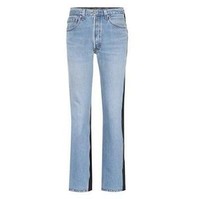 Brand Vetements dikenal dengan koleksi denim yang unik. Salah satunya memadukan denim dengan kulit kambing pada panel bagian belakang celana. Jeans unik ini dipasarkan seharga Rp 23,3 juta. Foto: Dok. Preview