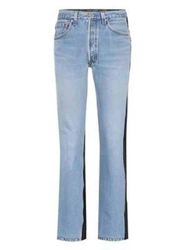 Brand Vetements dikenal dengan koleksi denim yang unik. Salah satunya memadukan denim dengan kulit kambing pada panel bagian belakang celana. Jeans unik ini dipasarkan seharga Rp 23,3 juta. Foto: Dok. Preview