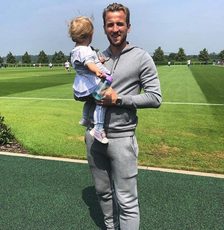 So Sweet! Potret Kapten Inggris Harry Kane Bersama Putri 