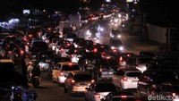 Kepadatan arus balik lebaran 2018 terpantau di jalur selatan Nagreg, Kabupaten Bandung, Jawa Barat, Selasa (19/6/2018) malam.