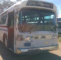 Jessie Lipskin membeli sebuah bus tua produksi tahun 1966 lewat situs eBay. Terlihat seperti rongsokan, siapa sangka bus usang yang sudah karatan itu bisa bertransformasi jadi rumah super stylish. Foto: Dok. Bored Panda