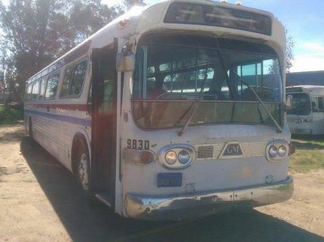 Jessie Lipskin membeli sebuah bus tua produksi tahun 1966 lewat situs eBay. Terlihat seperti rongsokan, siapa sangka bus usang yang sudah karatan itu bisa bertransformasi jadi rumah super stylish. Foto: Dok. Bored Panda