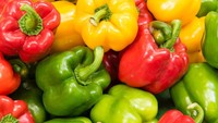 Paprika juga ternyata masuk dalam jenis buah karena memiliki biji. Eits termasuk jalapeno juga termasuk buah lho. Foto: Istock