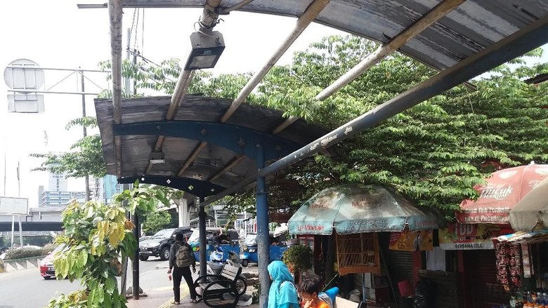 Tak Terawat, Atap Halte Bus di Grogol Terlepas Tak Terawat, Atap Halte Bus di Grogol Terlepas