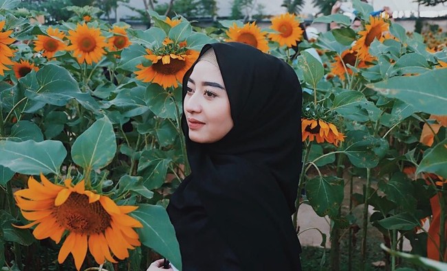 Tak hanya berparas cantik, wanita keturunan Arab Maula Hamidaturrahmatullah telah sukses mengembangkan bisnis kecantikan di usia muda. Ia memiliki tiga brand kecantikan berupa skin care, bulu mata palsu, dan parfum. Foto: Instagram/MaulaHr