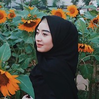 Tak hanya berparas cantik, wanita keturunan Arab Maula Hamidaturrahmatullah telah sukses mengembangkan bisnis kecantikan di usia muda. Ia memiliki tiga brand kecantikan berupa skin care, bulu mata palsu, dan parfum. Foto: Instagram/MaulaHr
