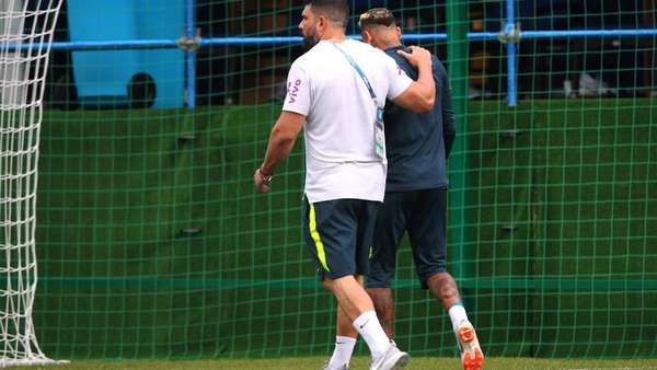 Efek Dihabisi Pemain Swiss, Neymar Tertatih Tinggalkan Latihan Efek Dihabisi Pemain Swiss, Neymar Tertatih Tinggalkan Latihan