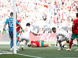 Momen saat Ronaldo membuat gol lewat tandukkannya. REUTERS/Carl Recine.