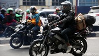 Para pemudik motor ini mulai memasuki Jalan Kalimalang pagi tadi.
