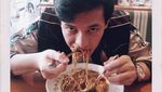 Mengintip Pose Keren Jefri Nichol Ketika Sedang Menikmati Makanan