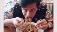 Sedang hangat diperbincangkan karena disomasi pihak manajemennya yang lama, Jefri Nichol dikenal memiliki wajah tampan dan gaya keren. Termasuk ketika sedang makan. Foto: Istimewa - Instagram @jefrinichol
