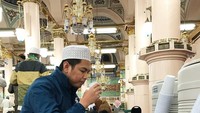 Slurrp! NIkmat banget kayaknya yang lagi menyesap segelas air zam-zam di Madinah. Foto: instagram @tommykurniawann