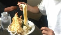 Makan mi hangat dengan paduan udang goreng tempura terlihat sangat enak. Shinji pun terlihat keren saat mengenakan kacamata. Foto: Instagram @sk23.10