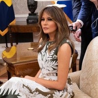 Ini adalah kali pertama Melania Trump mendampingi suaminya menyambut kedatangan tamu kenegaraan pascaoperasi ginjal bulan lalu. (Foto: Getty Images)