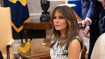 8 Gaya Melania Trump yang Jadi Kontroversi, Jaket Hingga High Heels
