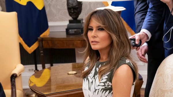 8 Gaya Melania Trump yang Jadi Kontroversi, Jaket Hingga High Heels
