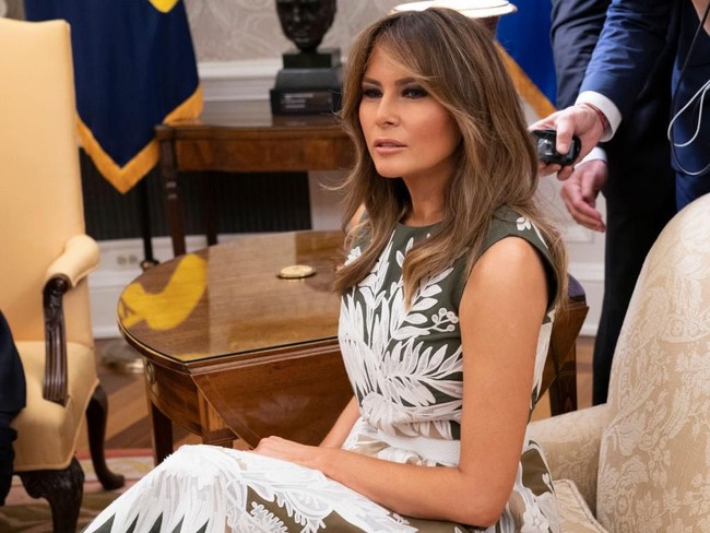 Ini adalah kali pertama Melania Trump mendampingi suaminya menyambut kedatangan tamu kenegaraan pascaoperasi ginjal bulan lalu. (Foto: Getty Images)