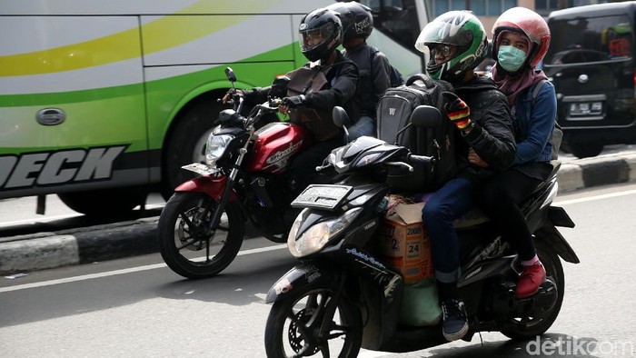 Arus balik juga terlihat di Jalan Kalimalang, Bekasi Timur, Jawa Barat, Rabu (20/8/2018). Arus balik didominasi kendaraan roda dua.