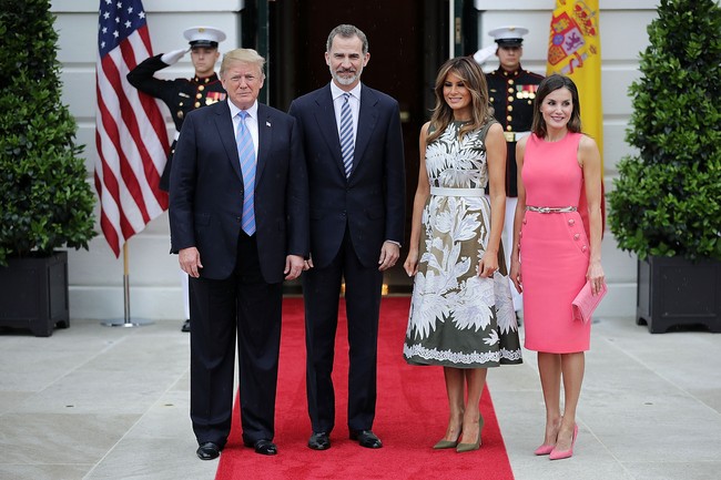 Ratu Letizia dari Spanyol memakai tren warna pink dari gaun hingga tas dan sepatunya saat kunjungan ke Amerika di pertengahan Juni ini. Foto: Getty Images