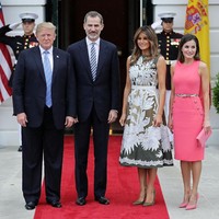 Raja Felipe VI dan istrinya, Ratu Letizia, dari Spanyol, menyambangi Gedung Putih, Washington D.C., Amerika Serikat (AS), di sela kunjungan resminya, Selasa (19/6/2018). Keduanya disambut oleh Presiden AS Donald Trump dan Ibu Negara Melania Trump. (Foto: Getty Images)
