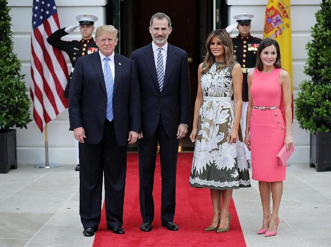Raja Felipe VI dan istrinya, Ratu Letizia, dari Spanyol, menyambangi Gedung Putih, Washington D.C., Amerika Serikat (AS), di sela kunjungan resminya, Selasa (19/6/2018). Keduanya disambut oleh Presiden AS Donald Trump dan Ibu Negara Melania Trump. (Foto: Getty Images)