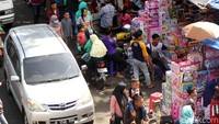 Produk mainan yang dijual di pasar ini mulai dari bikinan lokal hingga impor dari China.