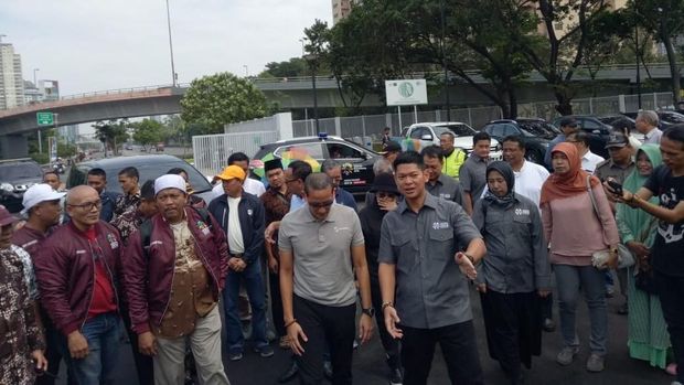 Tinjau Wisma Atlet Kemayoran, Sandi Soroti Kebersihan Kali Item