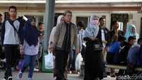 Para pemudik kembali tiba setelah menghabiskan libur lebaran bersama keluarga di kampung halaman.