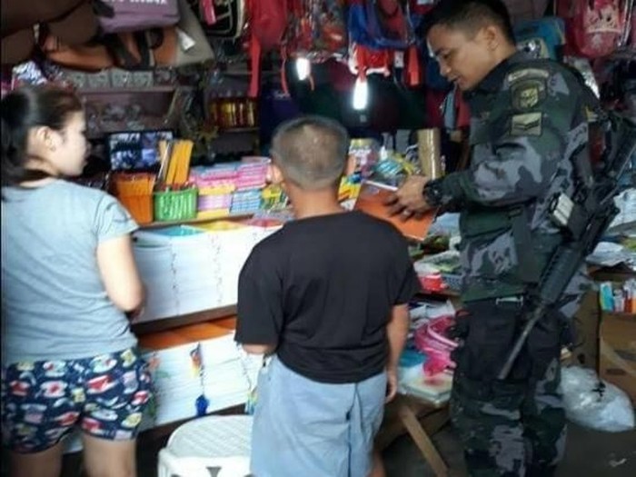 Polisi Nestor Lumicquio, Jr. membelikan perlengkapan sekolah untuk seorang anak. Foto: Facebook Polisi Nestor Lumicquio, Jr. membelikan perlengkapan sekolah untuk seorang anak. Foto: Facebook