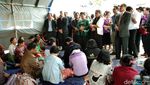 Foto: Keluarga Menanti Kabar Korban KM Sinar Bangun di Danau Toba
