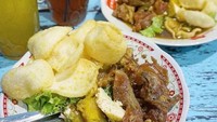 Lemak yang ada di selipan daging sapi makin enak dinikmati dengan kuah cokelat yang hangat. Tak hanya di Surabaya, Lamongan juga terkenal dengan sajian tahu campurnya. Foto: Instagram @cureniawan