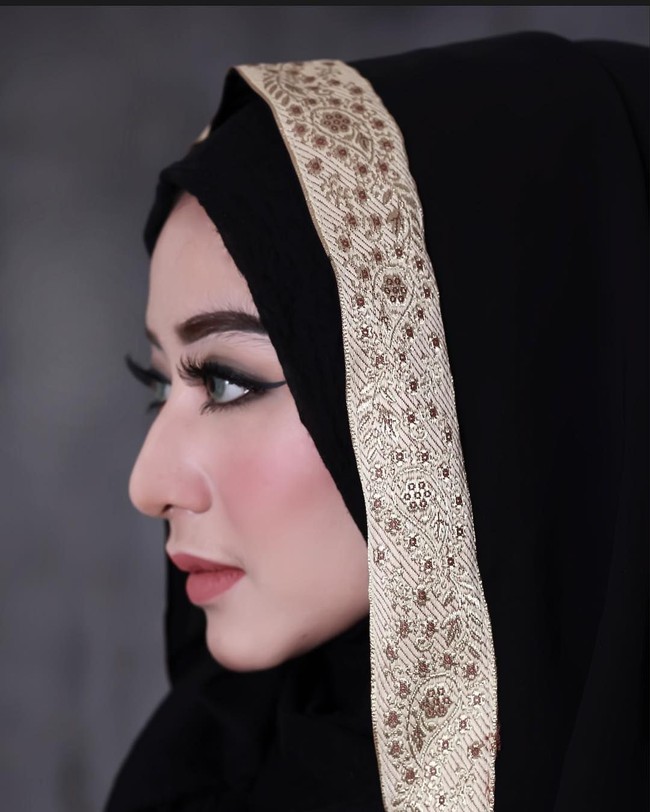 Memiliki paras cantik dan pandai merias wajah, tak jarang Maula menjadi model untuk produknya. Kepiawaiannya dalam ber-make up membuatnya memiliki banyak penggemar di media sosial. Foto: Instagram/MaulaHr