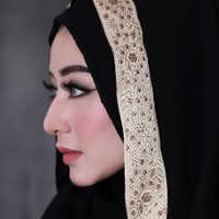Memiliki paras cantik dan pandai merias wajah, tak jarang Maula menjadi model untuk produknya. Kepiawaiannya dalam ber-make up membuatnya memiliki banyak penggemar di media sosial. Foto: Instagram/MaulaHr