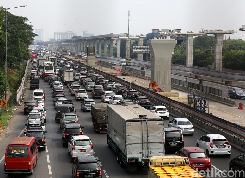 Tol Cikampek Arah Jakarta Padat 11 Km Tol Cikampek Arah Jakarta Padat 11 Km