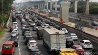 Kendaraaan terjebak macet di Tol Jakarta-Cikampek.