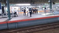 Kalau dilihat sih masih balance antara yang mau berangkat dan mau pulang. (Untuk yang berangkat) kebanyakan tujuan keberangkatan ke Bandung, kata Reza (Foto: Reza Febrian/pembaca)