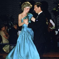 Pilihan fashionnya lagi-lagi jadi sorotan ketika kunjungan ke Melbourne, Australia. Diana di tahun 1985 mengenakan kalung choker berlian sebaai tiara di kepalanya. Foto: Ist.