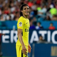 Melihat Edinson Cavani berlaga bersama timnas Uruguay bisa membuat kamu salah fokus. Bukannya melihat pertandingan malah sibuk menonton ketanlanan pemain 31 tahun ini. Apalagi kalau dia sudah mulai mengangkat kausnya dan memperlihatkan perut six pack, dijamin meleleh. (Foto: Getty Images)