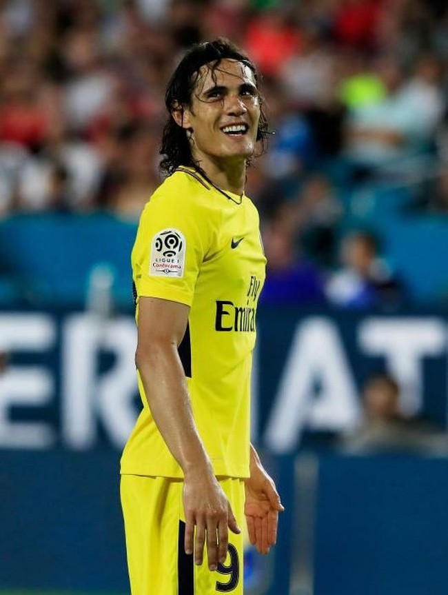 Melihat Edinson Cavani berlaga bersama timnas Uruguay bisa membuat kamu salah fokus. Bukannya melihat pertandingan malah sibuk menonton ketanlanan pemain 31 tahun ini. Apalagi kalau dia sudah mulai mengangkat kausnya dan memperlihatkan perut six pack, dijamin meleleh. (Foto: Getty Images)