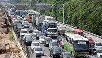 Mengantisipasi kemacetan pada arus balik, Jasa Marga memberlakukan contraflow di Tol Jakarta-Cikampek. Contraflow diberlakukan mulai Km 61 hingga KM 29 pada pukul 10.25 WIB pagi tadi.