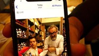 Wah, Bottura foto bersama tamu spesial di restorannya. Yap, ini posenya bersama penyanyi muda Harry Styles. Foto: Instagram massimobottura