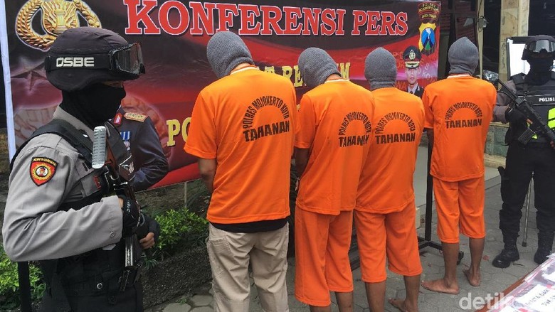 Toko Warna-Warni Mojokerto Dibakar Demi Rp 20 M, Ini Cerita Pelaku Toko Warna-Warni Mojokerto Dibakar Demi Rp 20 M, Ini Cerita Pelaku