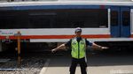 Libur Lebaran Terakhir, Warga Bekasi Jajal Kereta Bandara Soetta