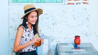 Namanya juga model ya, foto saat minum es teh lemon saja jadi Instagramable gini. Foto: Instagram ganegani