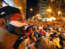 Kesedihan itu menular ke para pendukung Mesir yang sedang nonton bareng di Kairo. Raut kekecewaan terlihat di wajah mereka. (Foto: Mohamed Abd El Ghany)