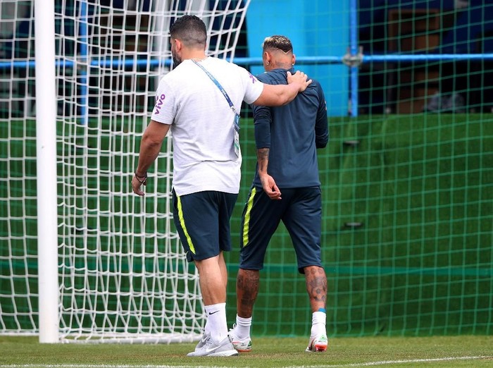 Neymar meninggalkan latihan karena merasa nyeri kaki. (Foto: Hannah McKay/Reuters) Neymar meninggalkan latihan karena merasa nyeri kaki. (Foto: Hannah McKay/Reuters)