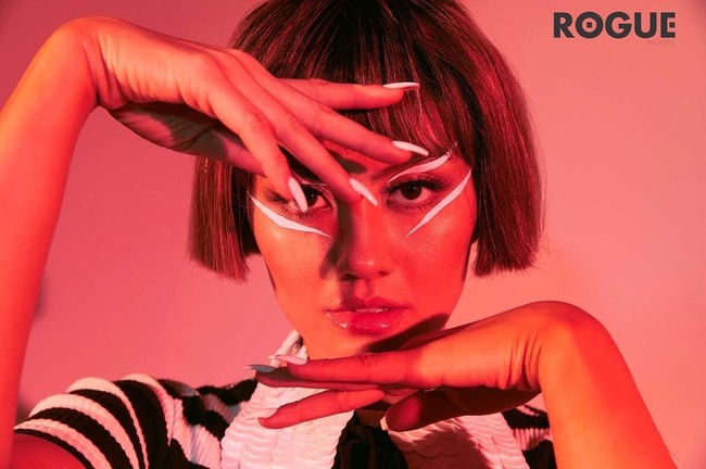 Gaya Agnez Mo yang edgy diarahkan oleh fashion stylist selebriti, Nicolas Bru. Nicolas pernah menjadi penata gaya untuk Fergie dan juga istri Will Smith, Jada Pinkett Smith. Foto: Dok. Rogue Magazine/Jonny Marlow