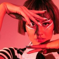 Gaya Agnez Mo yang edgy diarahkan oleh fashion stylist selebriti, Nicolas Bru. Nicolas pernah menjadi penata gaya untuk Fergie dan juga istri Will Smith, Jada Pinkett Smith. Foto: Dok. Rogue Magazine/Jonny Marlow