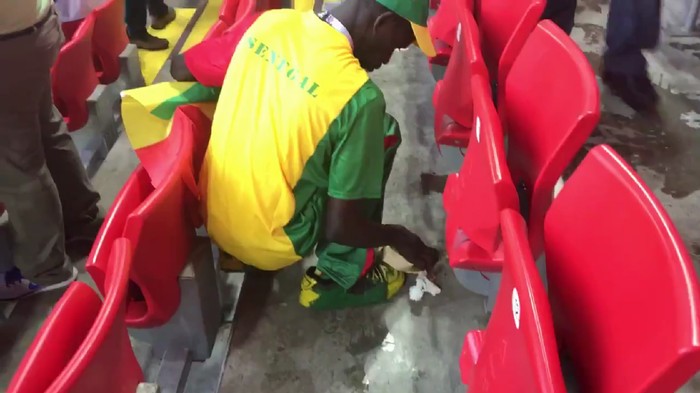 Menang bukan hanya pesta pora, fans dari Senegal dan Jepang ini justru membersihkan dan punguti sampah-sampah berserakan di stadion. Foto: twitter/TYC_sport Menang bukan hanya pesta pora, fans dari Senegal dan Jepang ini justru membersihkan dan punguti sampah-sampah berserakan di stadion. Foto: twitter/TYC_sport